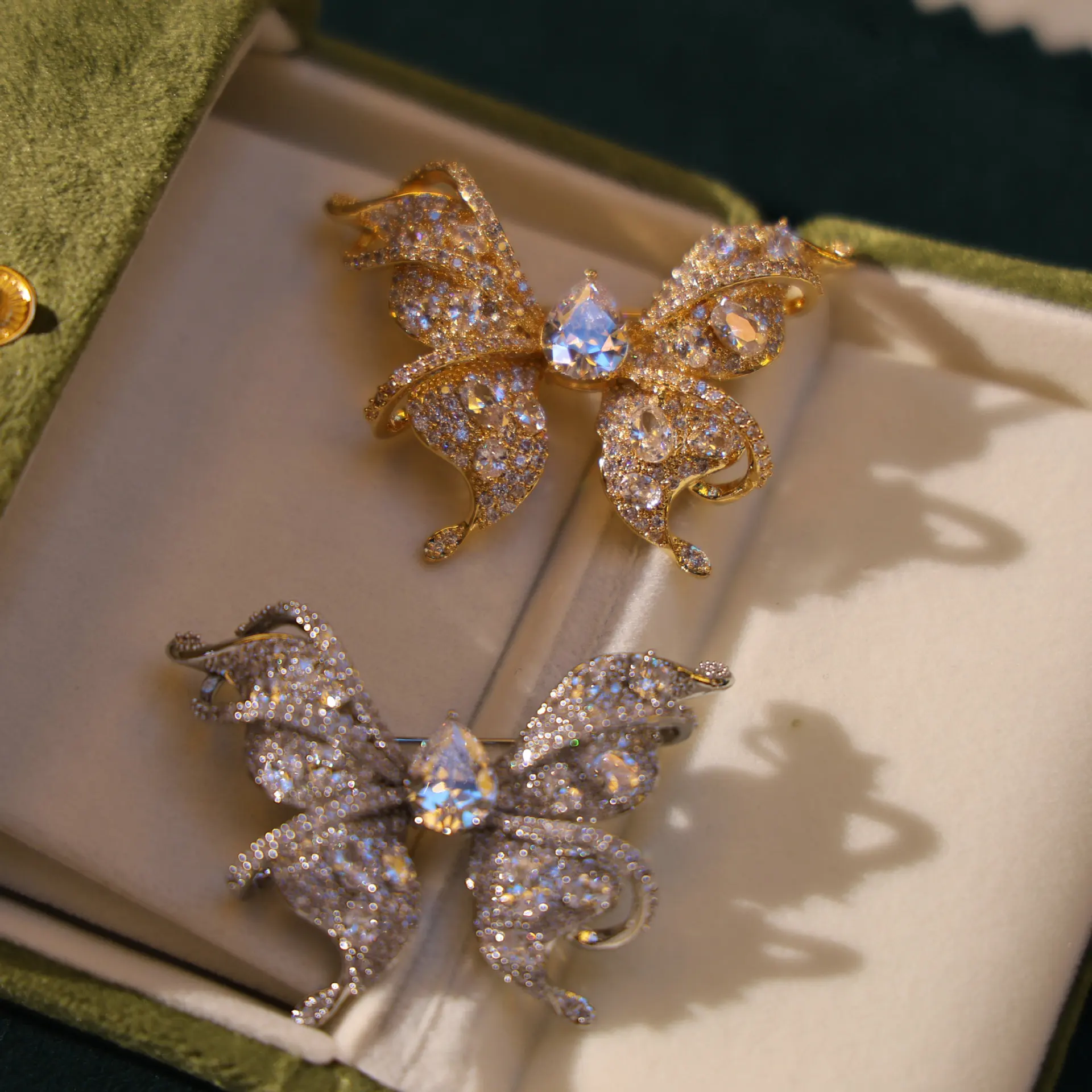 Chinese Style Exquisite Diamond-Encrusted Elegant Butterfly Pin Vintage Luxury Brooch High-End All-Match Corsage Women's Gift