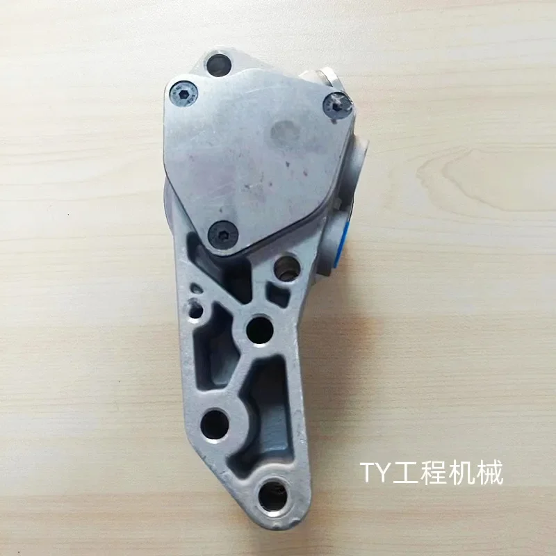 

Fuel pump for excavator EC210B engine D6D oil pump oil pump 21620116 mechanical parts