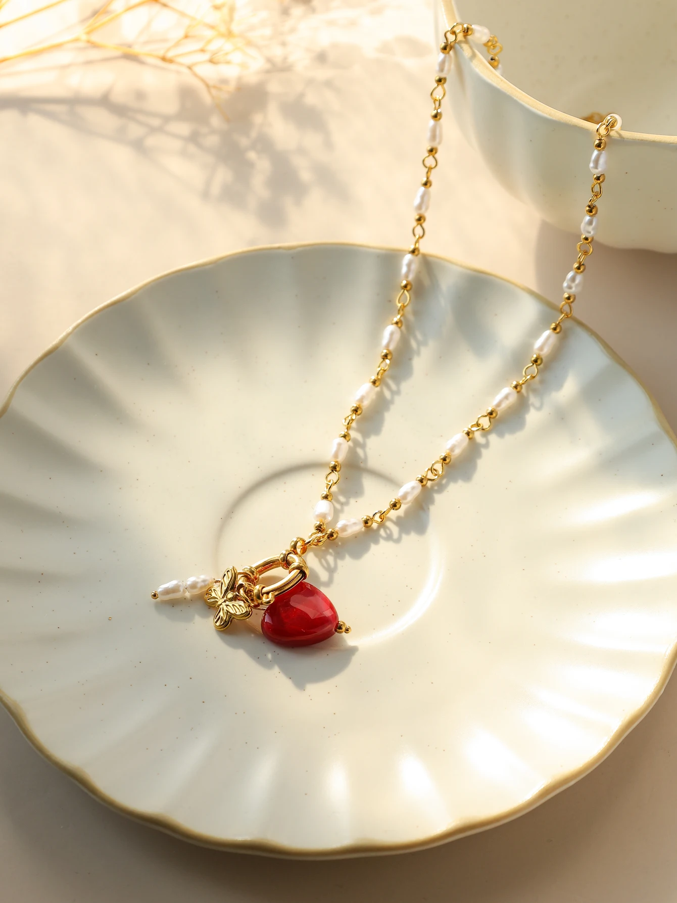 Colorful natural stone pearl heart bee airplane pendant necklace suitable for women stainless steel fashion personality jewelry