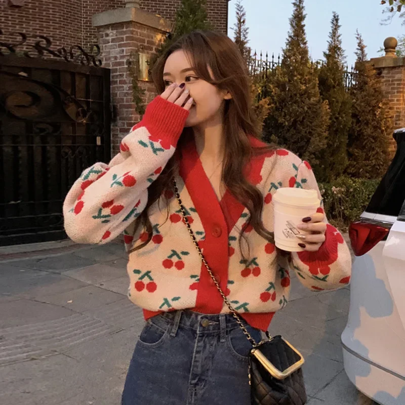 

Women's V-Neck Knitted Sweater - Long Sleeve Print Pullover, Comfortable Autumn Warm Top for Casual Chic Outfits