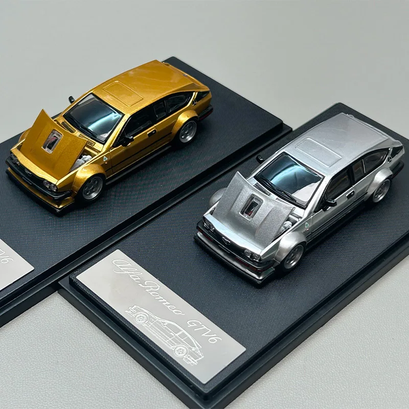 

Diecast Original 1:64 Scale Alfa Romeo GTV6 Simulation Alloy Car Model Static Display Collectible Toy Gift Decoration Souvenir