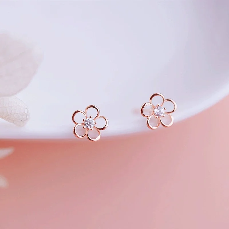 

Uini Tail hot selling new 925 sterling silver hollow flower earrings with niche design exquisite and trendy girl accessories