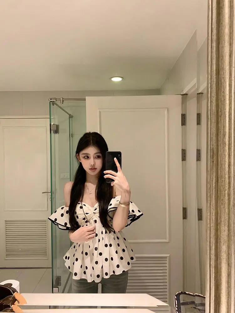 Weißes Hemd im französischen Stil, elegantes, schulterfreies, kurzärmliges Hemd mit Polka Dot, Sommer-One-Shoulder-Rüschen-Chic-Top