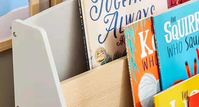 Bücherregal, Kinderbücherregal mit 4 offenen Fächern, Kindermöbel zur Aufbewahrung mit Vorderseite zur Präsentation, 61 x 30 x 71 cm, Farbe: Weiß + Holz. – Detail 2