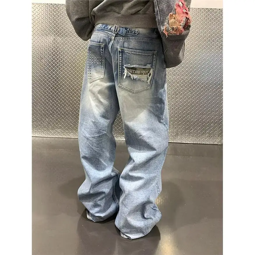 Calça Jeans Unissex Lavada com Efeito Desgastado, Corte Reto, com Rebites e Apliques, Marca Tendência, Casual, Algodão, Sem E...