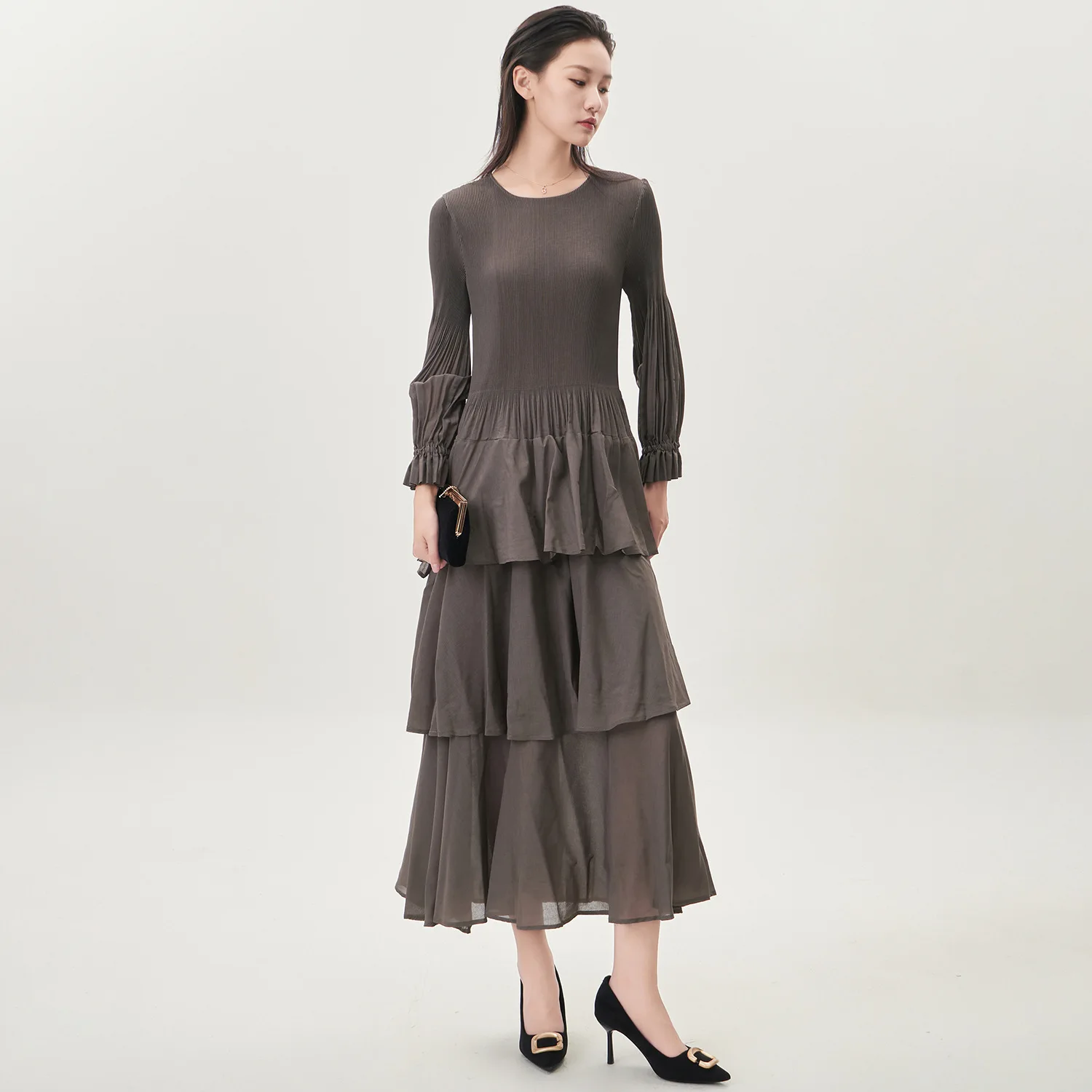 فستان Miyake مطوي لخريف وشتاء 2025، تنورة كعكة فضفاضة غير رسمية بأكمام طويلة، تنورة طويلة عصرية بقصة ضيقة بطيات