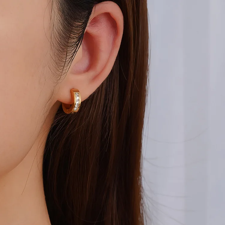 Minimalistisches Edelstahl-Ohrring-Set mit schwarzen Zirkonia für Damen – Huggie- und Helix-Ohrringe, modisches Schmuck-Accessoire, neu im Trend – Detail 7