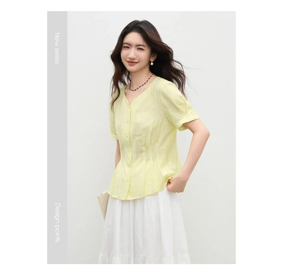 SENTUBILA Casual V-Ausschnitt Strukturierte Chiffon-Bluse für Damen 2026 Sommer Plissierte Taille Laternenärmel Hemd 162VA6625 – Detail 7