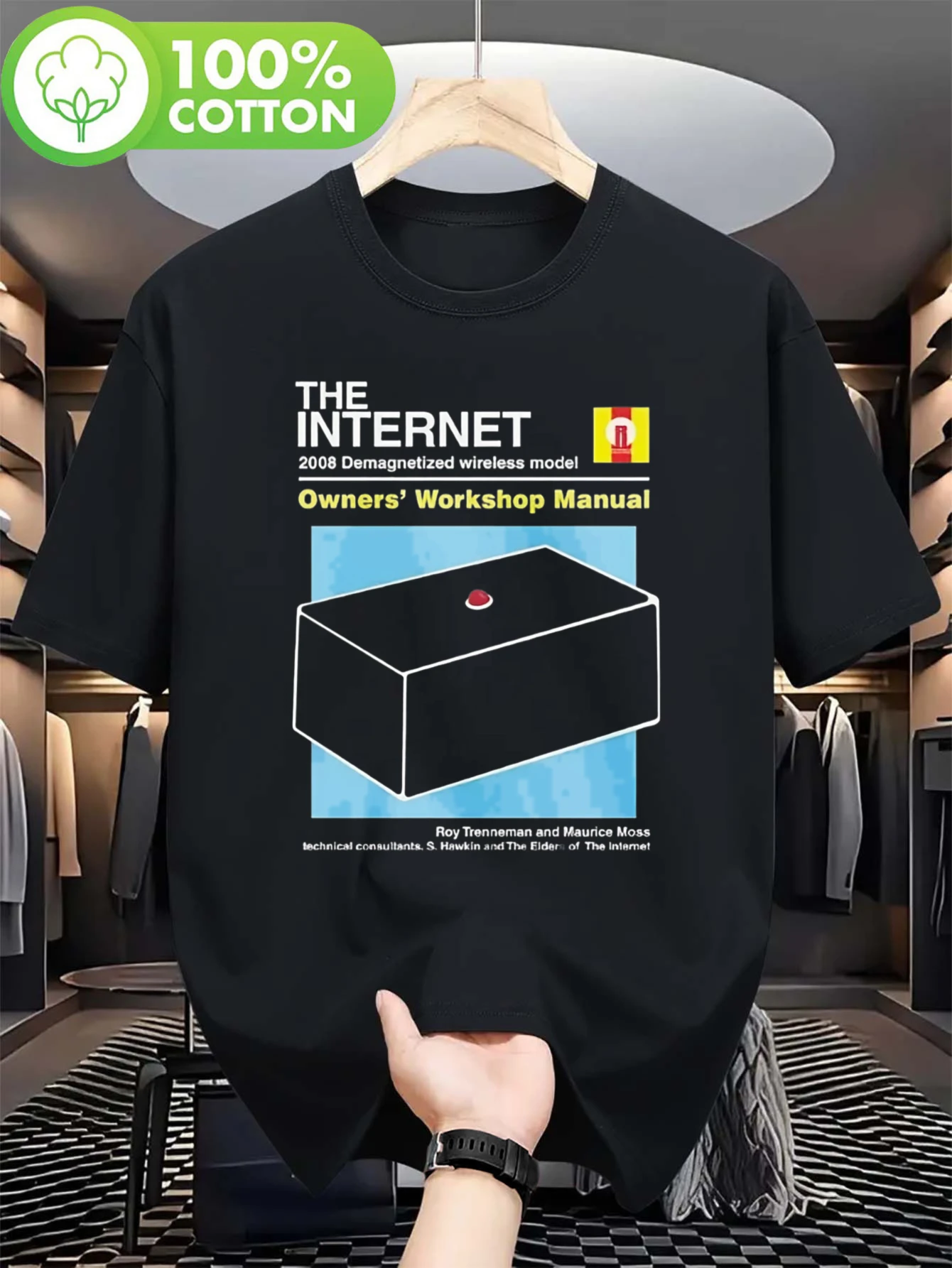 Camiseta divertida para hombre inspirada en The IT Crowd - Negra con diseño de caja azul - Cómoda y de gran gramaje (180 g/m²) - Camiseta de cuello redondo de corte relajado para entusiastas de la tecnología y fanáticos de The IT Crowd - Ropa informal, camisetas divertidas, ropa cómica, camiseta de manga corta
