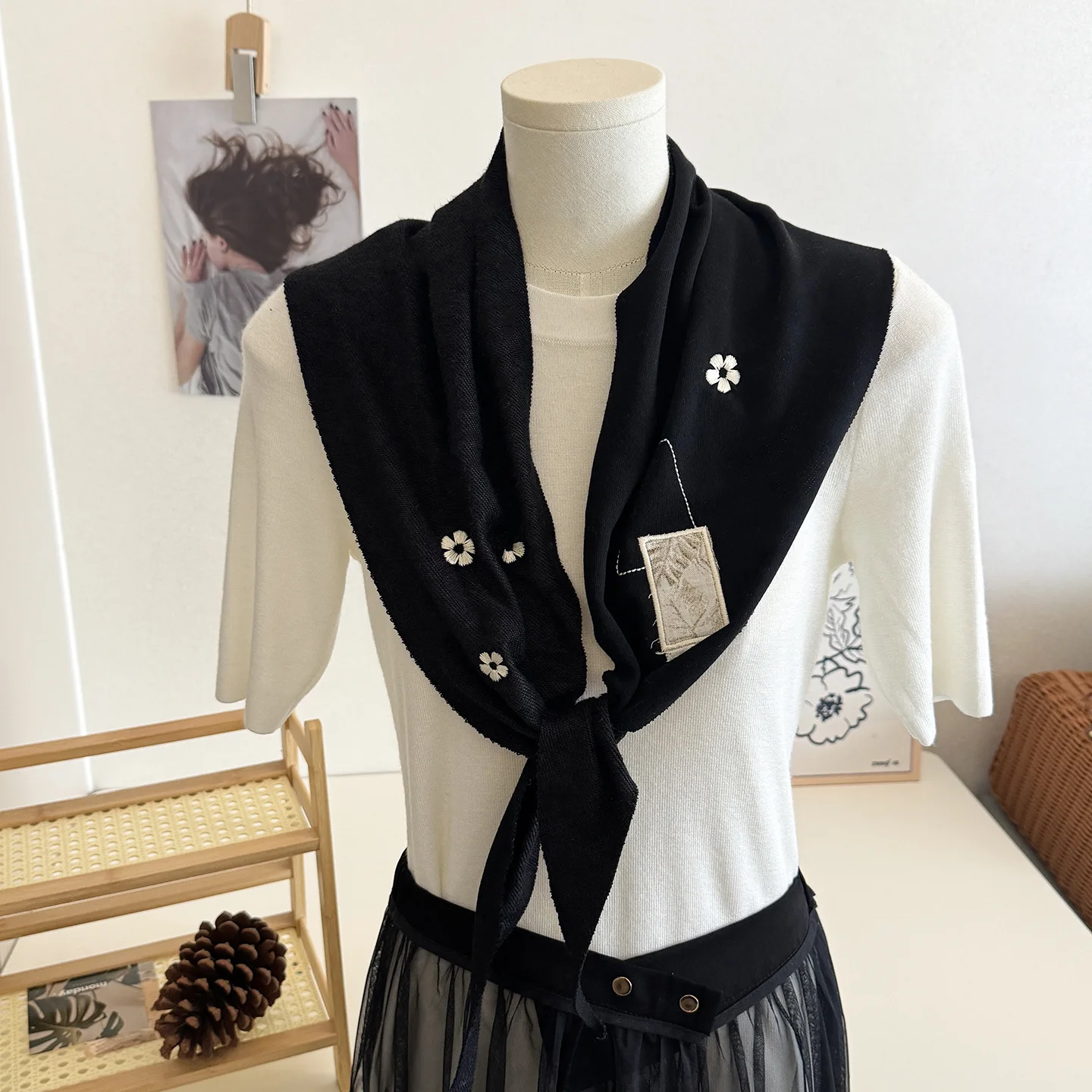 Embroidery Flower Triangle Scarf Patchwork Decor Neck Wrap Soft Knit Neckerchief Vintage Casual Small Shawl Decorative Bandana