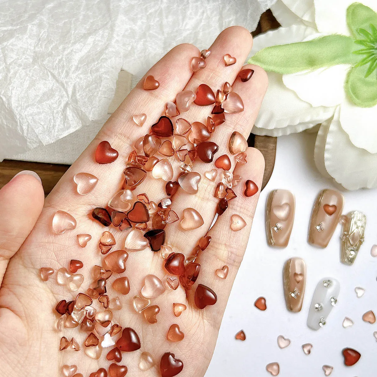 50 Uds. De Mini corazón grande y pequeño transparente de hielo, decoraciones artísticas para uñas de resina mixta, 3D, creativo, bonito corazón de melocotón marrón, dijes para uñas DIY