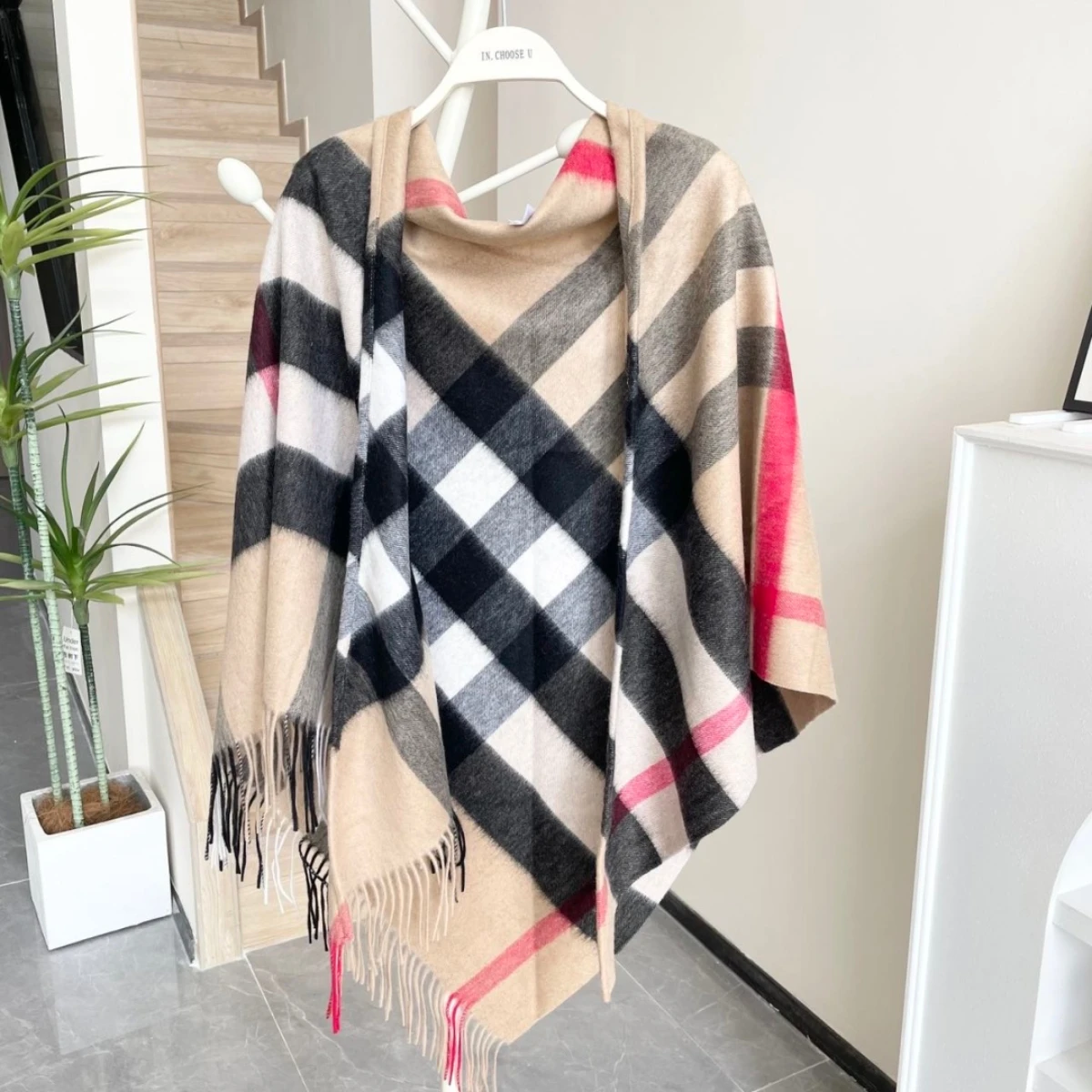 

Women's Luxury Plaid Cashmere Scarf Classic Check Tassel Shawl Soft Warm Winter Wrap for Office & Evening Dress Wear 2026 Spring