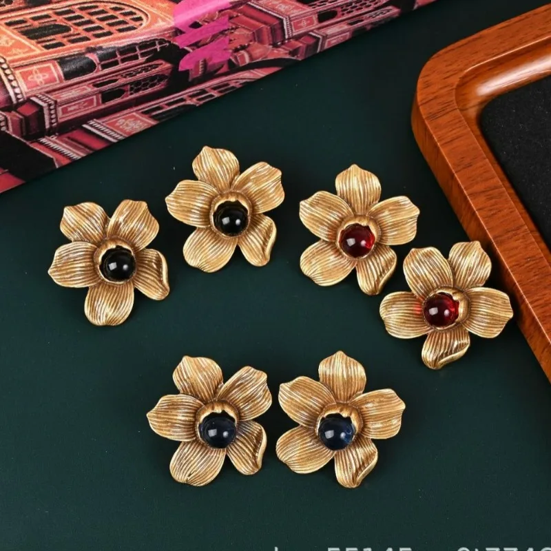 

Popular Vintage Classic Design Stud Earrings Flower French Style Retro Earrings Medium New Style Jewelry for Women Vintage Craft