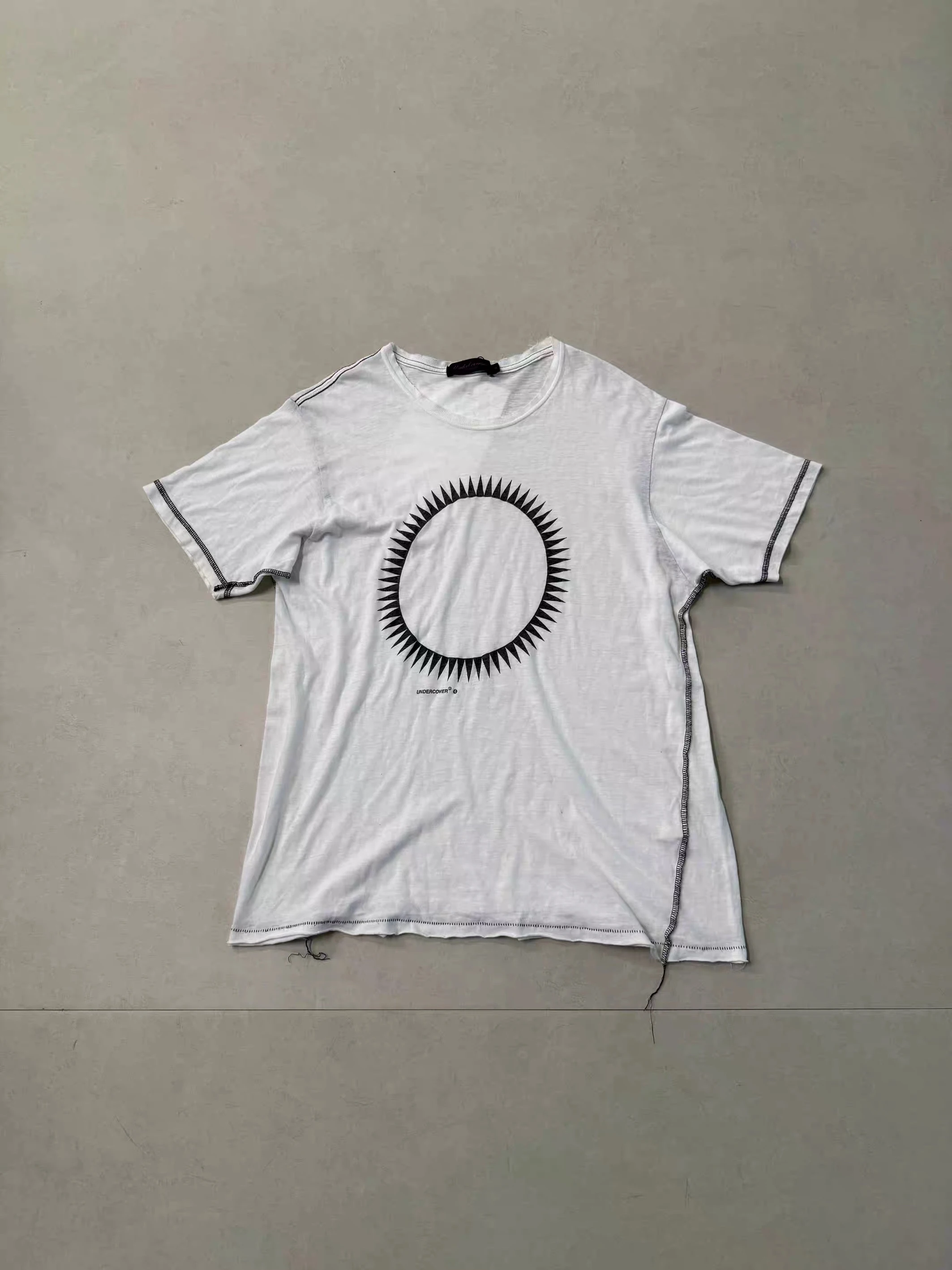 

Футболка Undercover Collaborative Limited Edition с бахромой, редкая архивная модель, дышащий хлопок, круглый вырез, топ из дышащего хлопка.
