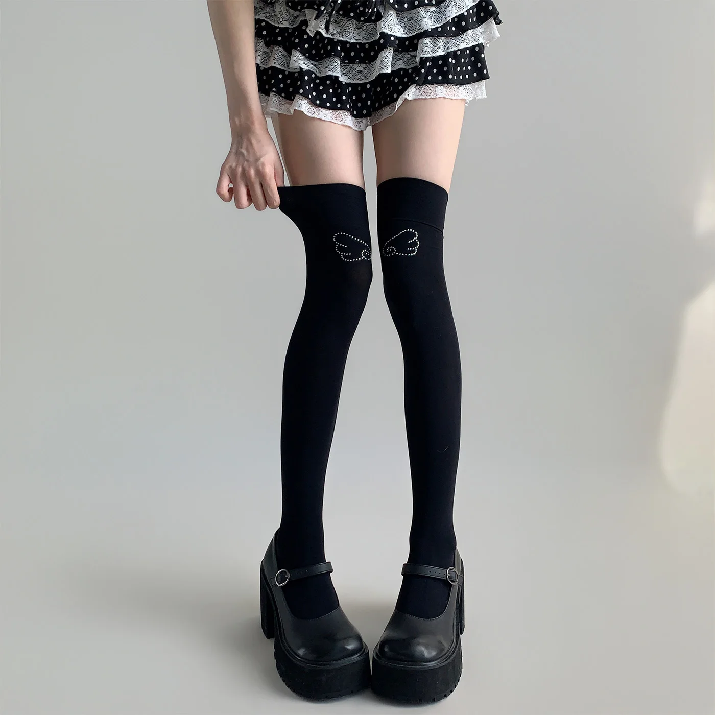 

Женские чулки с крыльями и стразами JK Girl, бархатные черно-белые длинные носки, женские гольфы в стиле Лолиты, каваи, чулки