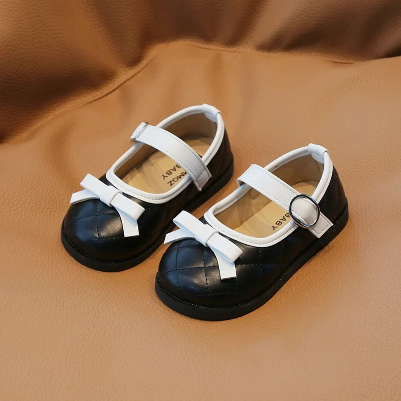 2025 جديد منقوشة أحذية من الجلد حذاء الفتيات عادية الربيع الصيف أداء أحذية أطفال Bowknot الحلو الأطفال الأميرة الأحذية