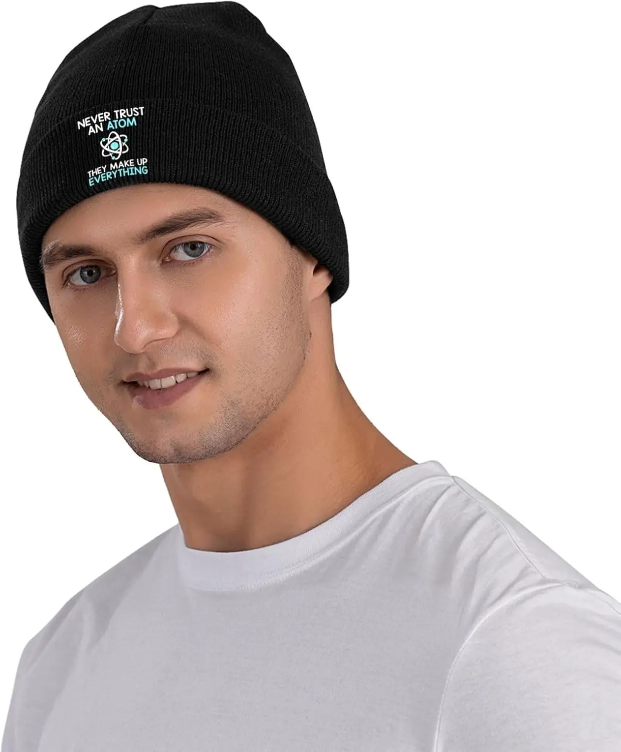 Czapka beanie z napisem: Nigdy nie ufaj atomowi, oni składają całą rzeczywistość. Męska, luźna, dzianinowa czapka typu skull cap, czarna, ciepła, zimowa, narciarska.