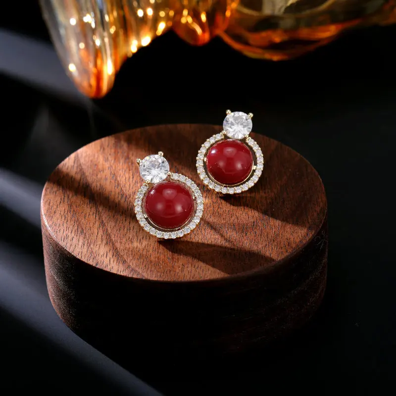 The popular red earrings in autumn and winter are exquisitely designed with a unique and fashionable style