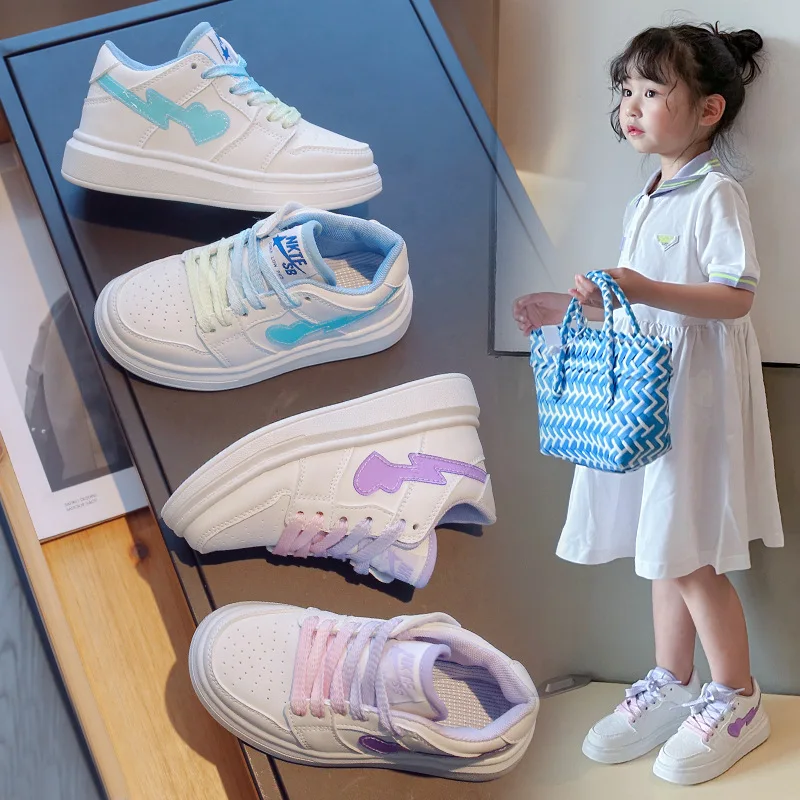 Zapatos blancos pequeños para niños y niñas, zapatillas de tablero informales de Color a juego, simples, para estudiantes, novedad de primavera 2024