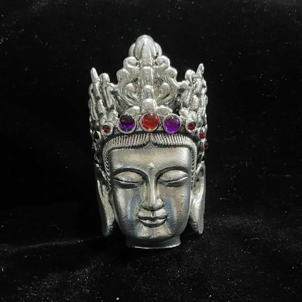 Antique three-dimensional solid silver-plated Beiqi Guanyin Buddha head inlaid with gemstones for home decoration, offering tabl