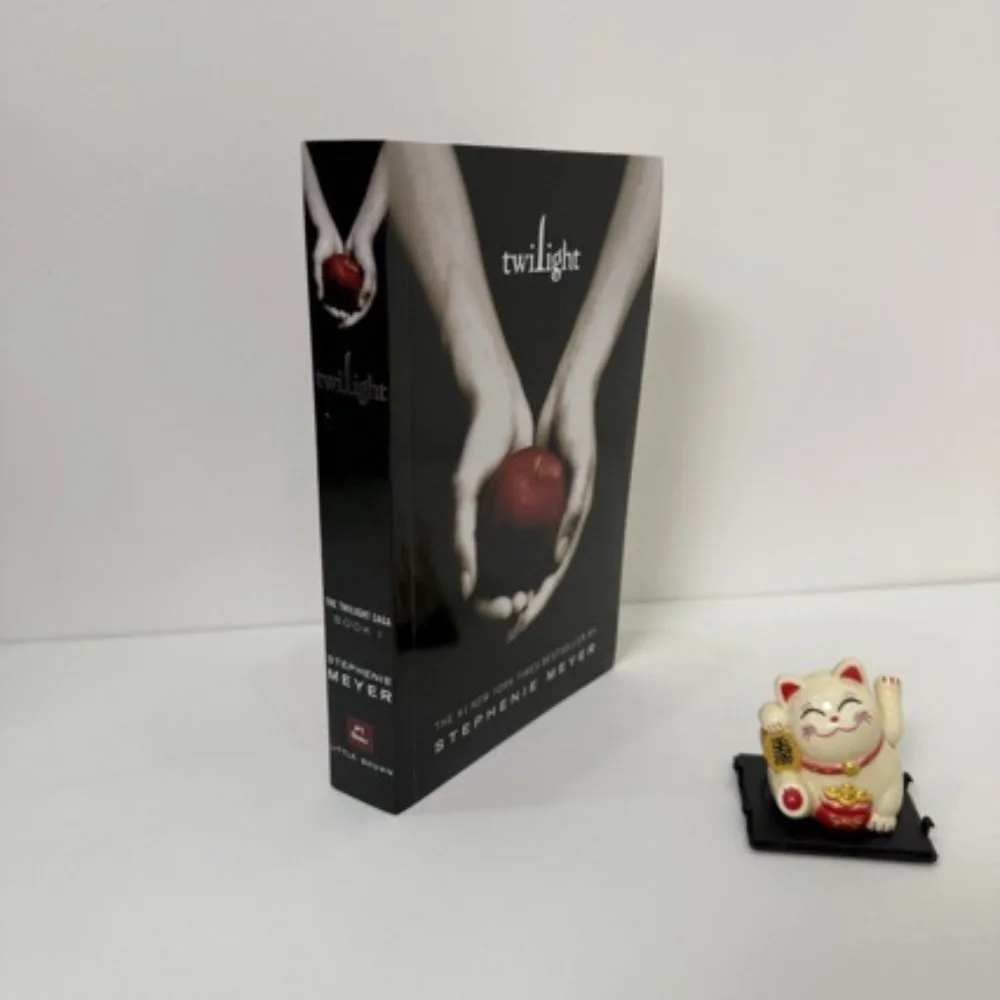 Twilight By Stephenie Meyer The Twilight Saga Book 1 Vampire Romance Novel Bella & Edward Love Story YA Fantasy