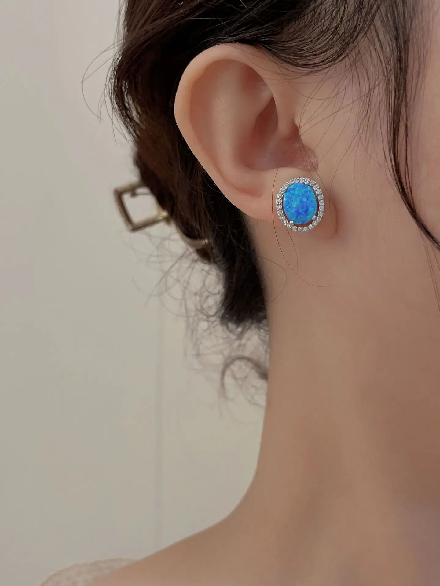 

2024 Hot Natural Auspicious Treasure Round Shape Ear Studs with a Design Sense for the Small Crowd s925 Sterling Silver