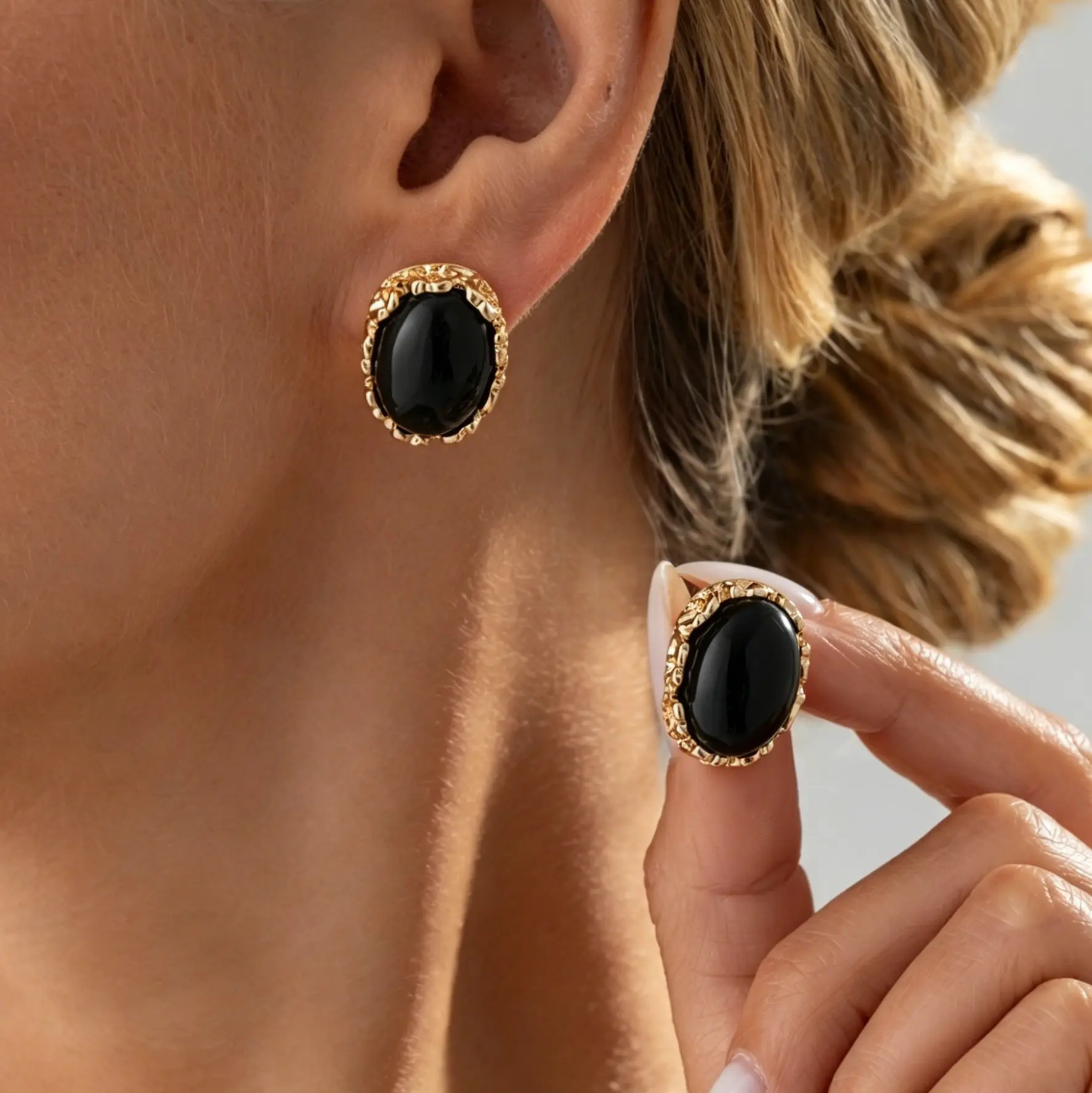 Vintage Elegant Oval Enamel Stud Earrings for Women Retro Classic Metal Folds Frame Earrings Resin Stone Earrings Jewelry Gift