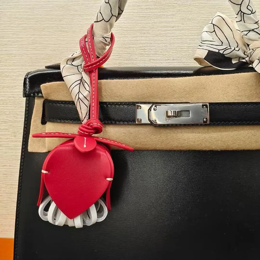 

Handmade Artificial Tulip Charm, Cowhide Flower Bag Pendant, Women's New Ins Lanyard, Exquisite Accessory