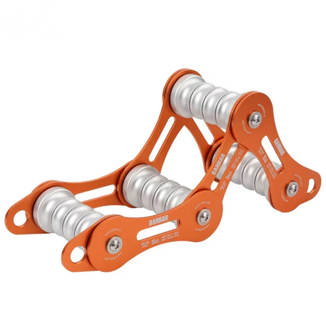 

Защитный чехол для угловых элементов веревочного снаряжения для высотного скалолазания, предотвращающий трение