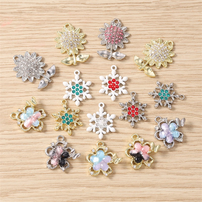 5 Stück niedliche, gemischte Kristall-Metall-Weihnachts-Schneeflocken-Blumen-Charms für die Schmuckherstellung, Anhänger, Halsketten, Ohrringe, DIY-Bastelbedarf – Detail 1