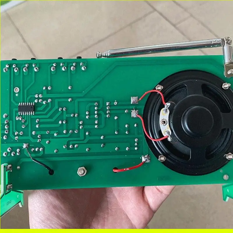 Kit DIY Elektronik Radio FM Pendidikan dengan Komponen Penyolderan Cocok untuk Proyek Elektronik Tingkat Lanjut Pemula