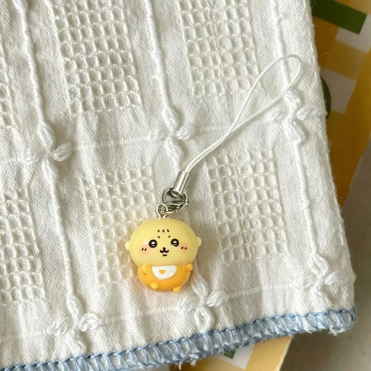 Kawaii Miniatur-Harzanhänger Niedliches Baby-Outfit Usagi Hachiware Handyband Mini-Schlüsselanhänger Kleiner Taschenanhänger für Mädchen Studentengeschenk