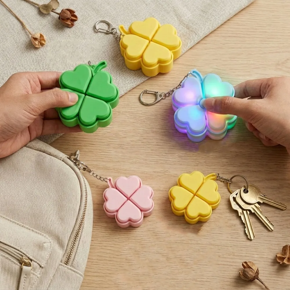 Glücksbringer Vierblättriges Kleeblatt Leuchtender Schlüsselanhänger Tragbarer Finger-Clicker Entspannungs-Charm Leuchtender Rucksack-Anhänger als Geschenk – Detail 3