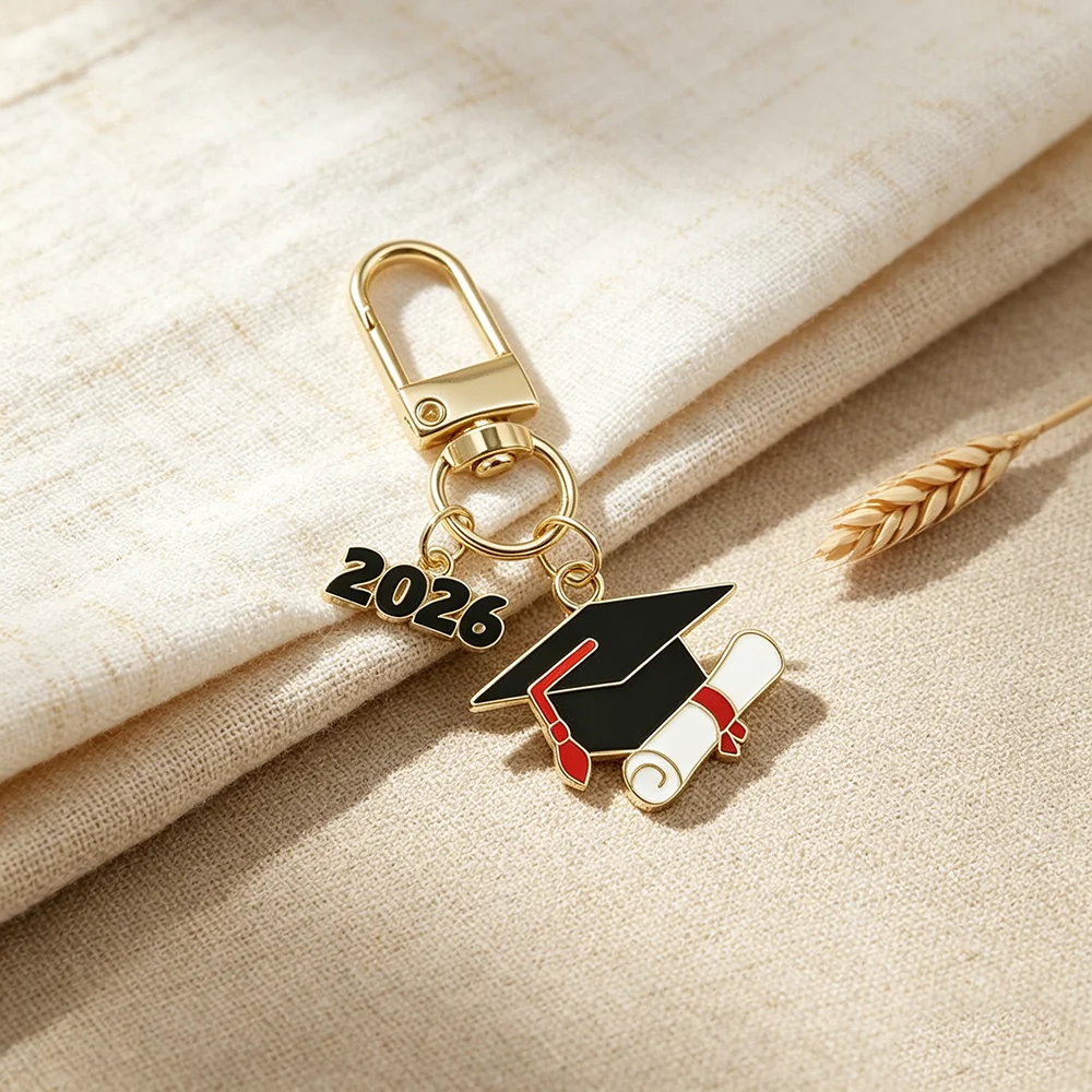 2026 Abschlusskappen-Schlüsselanhänger, vergoldeter Emaille-Taschenanhänger, trendiges College-Abschlussgeschenk für Sie, Ihn & Freunde – Detail 2
