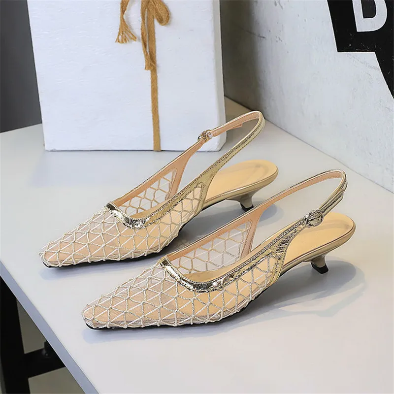 

Новые летние сандалии из искусственной кожи с квадратным носком для женщин, модные сетчатые сандалии с отверстиями, туфли ручной работы на низком каблуке, золотистые сандалии