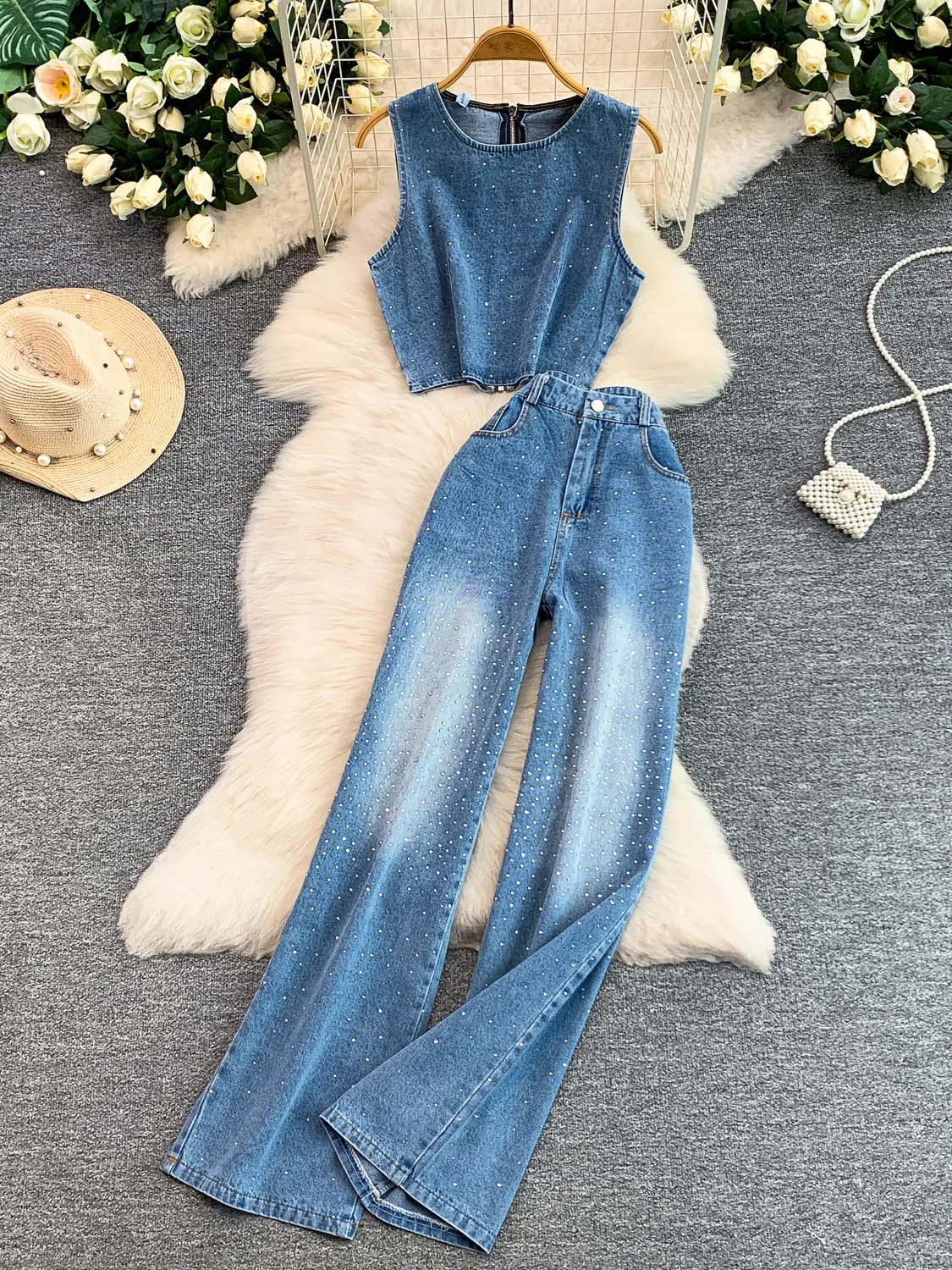 

Модный комплект из двух предметов: укороченный джинсовый жилет со стразами и широкие брюки с высокой талией, застежкой-молнией и открытой спиной, повседневный стиль.