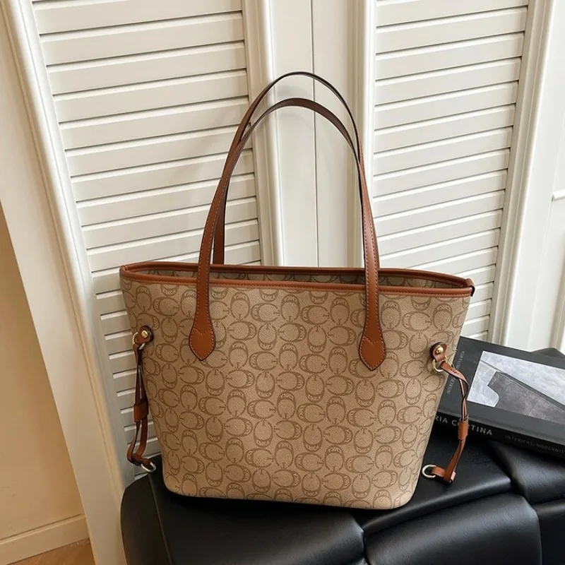 

Women's Versatile Shoulder Bag Adaptable Design For Work And Leisure Activities Practical