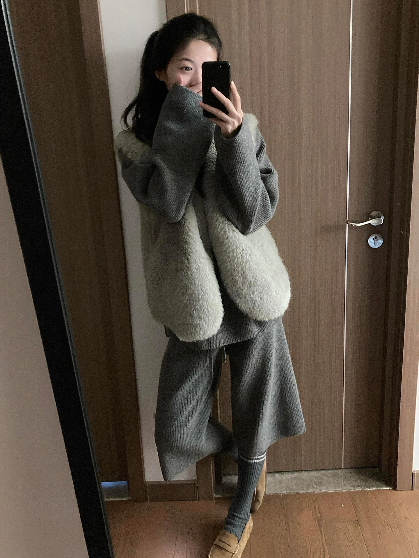 

Корейский модный повседневный комплект для женщин: пушистый жилет, свитер и брюки с широкими штанинами, весна 2026, новинка