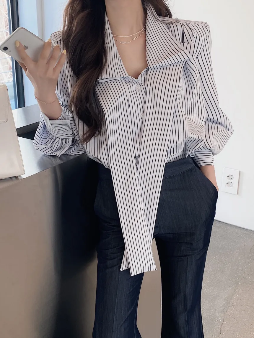 خريف 2025 قميص كوري برقبة على شكل V وأكمام طويلة بلوزة مخططة بأزرار واحدة الصدر ملابس خارجية للسيدات (lm12288)