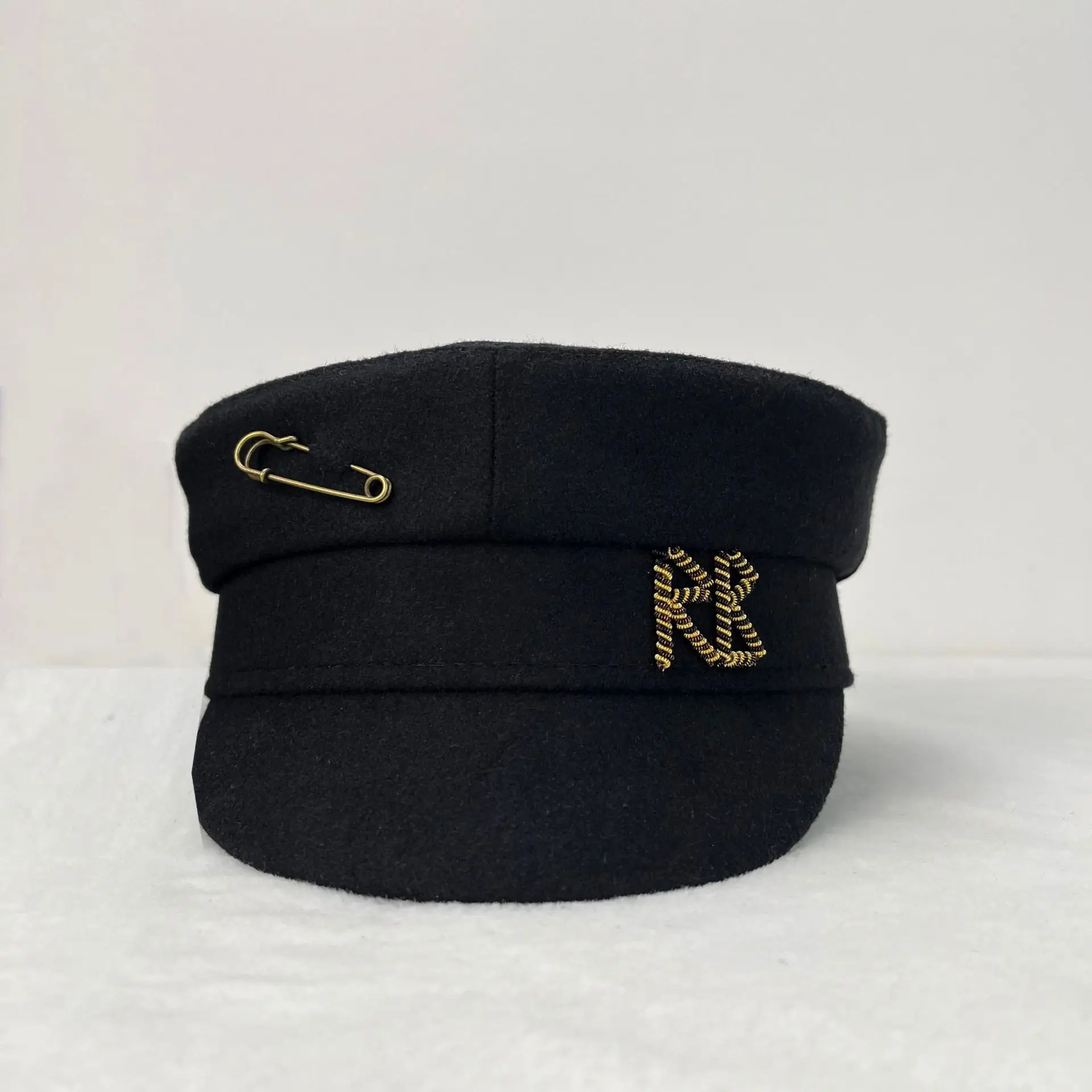 

2026 Новая осенне-зимняя шерстяная вышитая буквами новая женская кепка Женская уникальная плоская цилиндр с декором на булавке Темно-синий дизайн Gorras