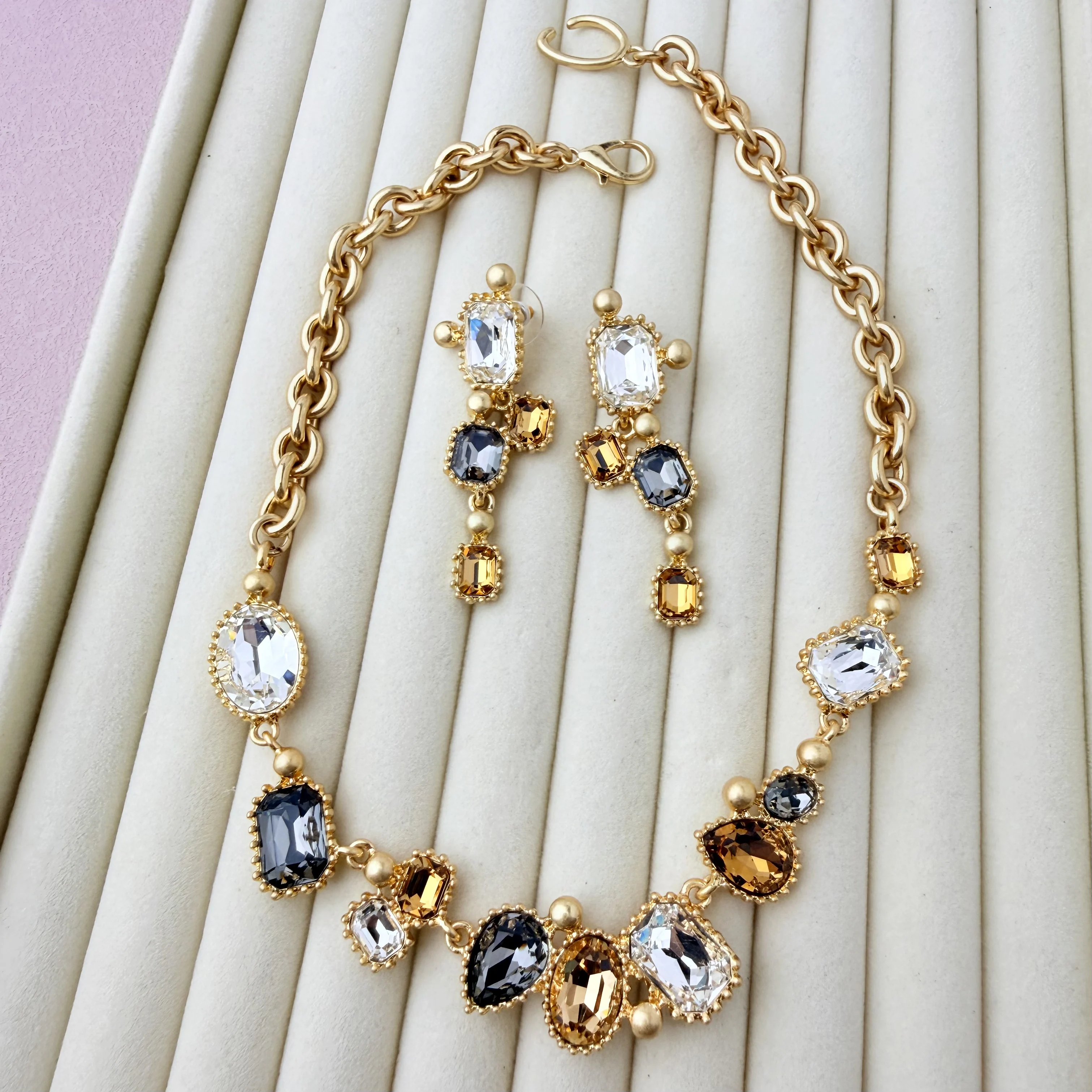 

Vintage European Collar Necklace,Exaggerated Statement Necklace Earrings Jewelry Set, Niche Mid-Century Luxury