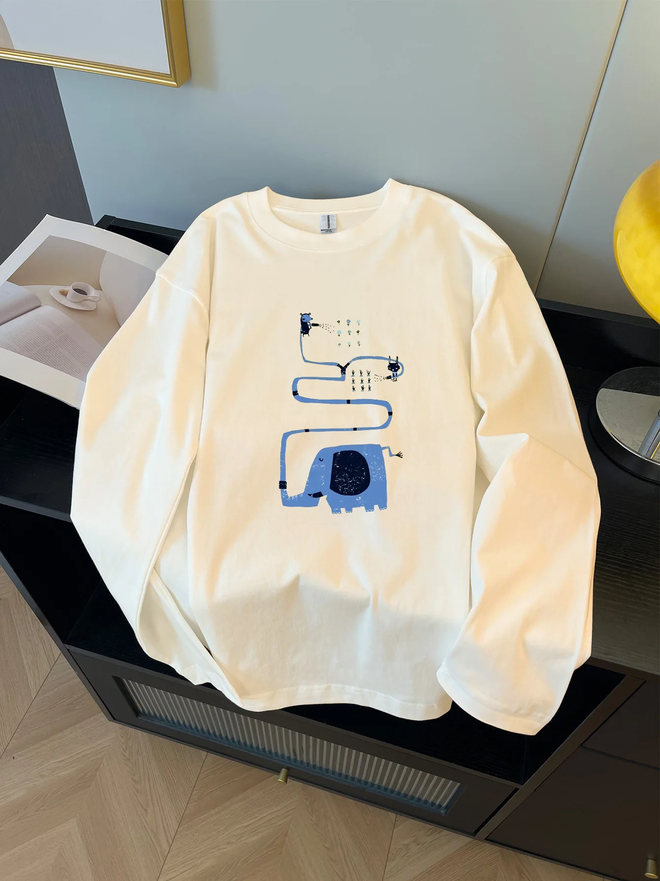 เสื้อยืดแขนยาวลำลอง - คอกลมพิมพ์ลายกราฟิกพร้อมลวดลายสัตว์และเรขาคณิตแปลกตา สีเขียวเข้ม