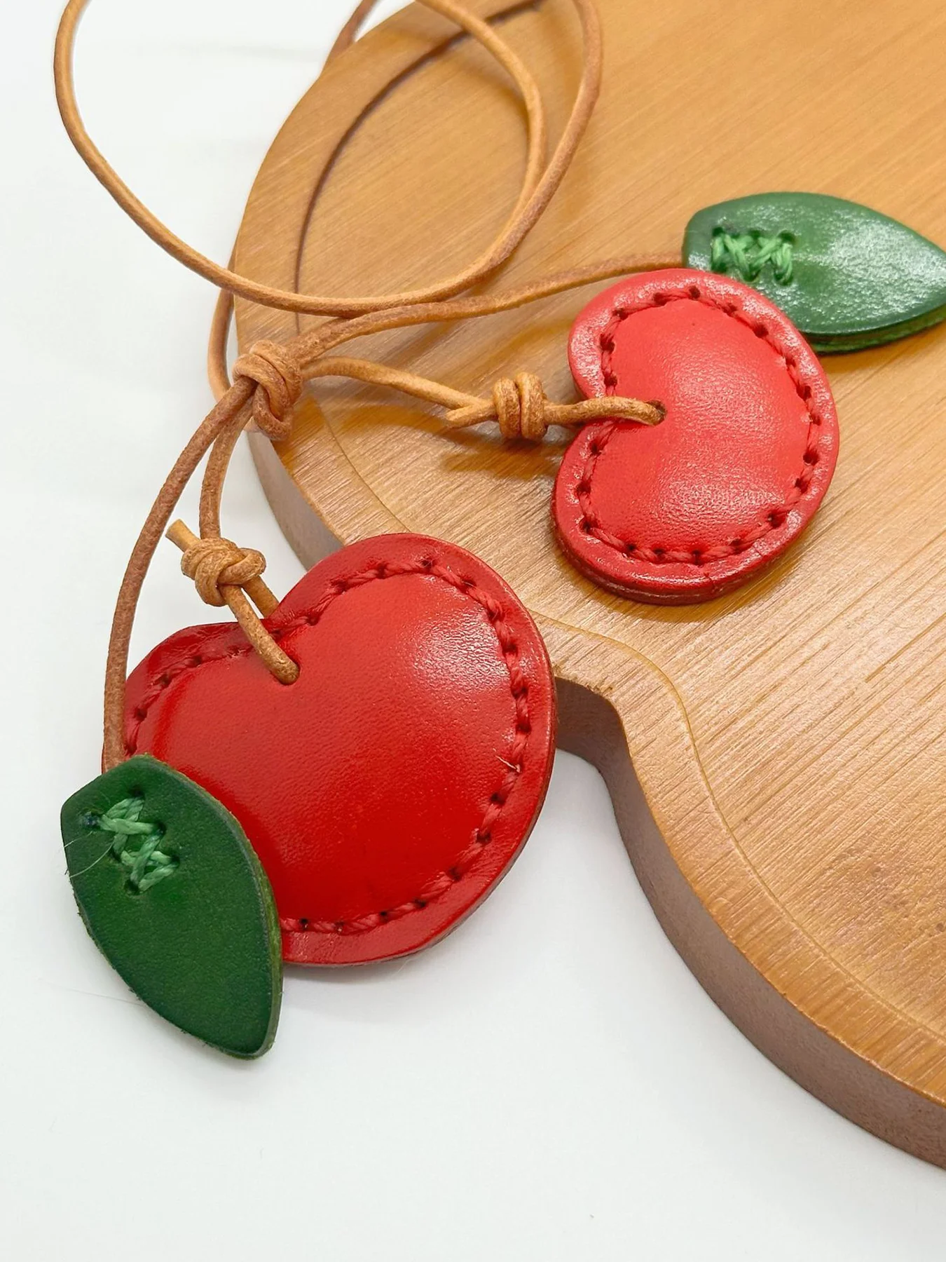Fun bag charm for women, exquisite and high-end handmade cherry keychain, niche gift design