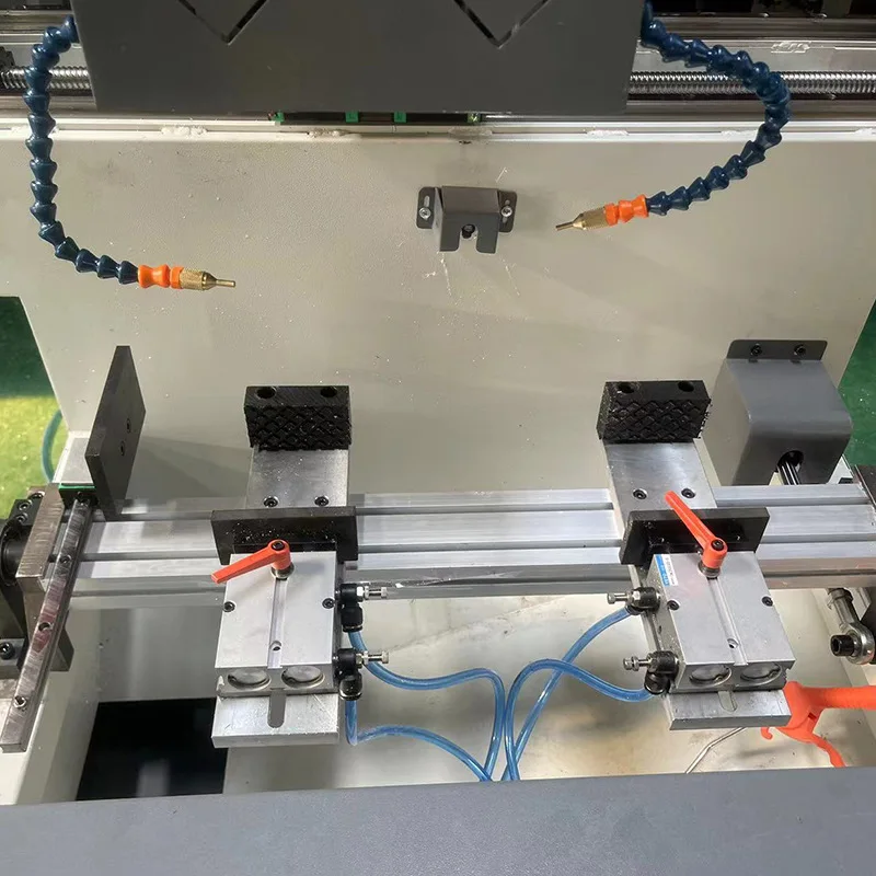 CNC-Multifunktionsfräsmaschine mit Flip-Funktion. CNC-integrierte vertikale Hubplattform. Positionierung eines Ein-Knopf-Starts