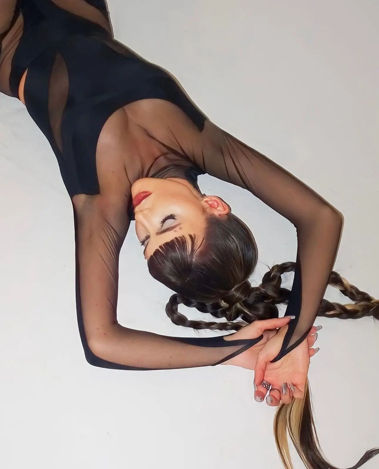 بدلة قفز حلزونية مثيرة ذات رقبة شبه عالية وكتف واحد ومرقعة من Mugler Niche #5