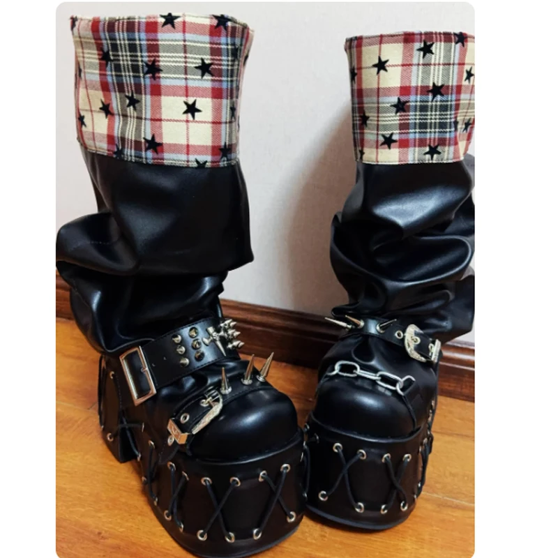 منصة منقوشة ستار نمط مشبك معدني المسامير أحذية سوداء برقبة امرأة شتاء 2026 كعب مكتنز الركبة عالية تأثيري القوطية فاسق الأحذية