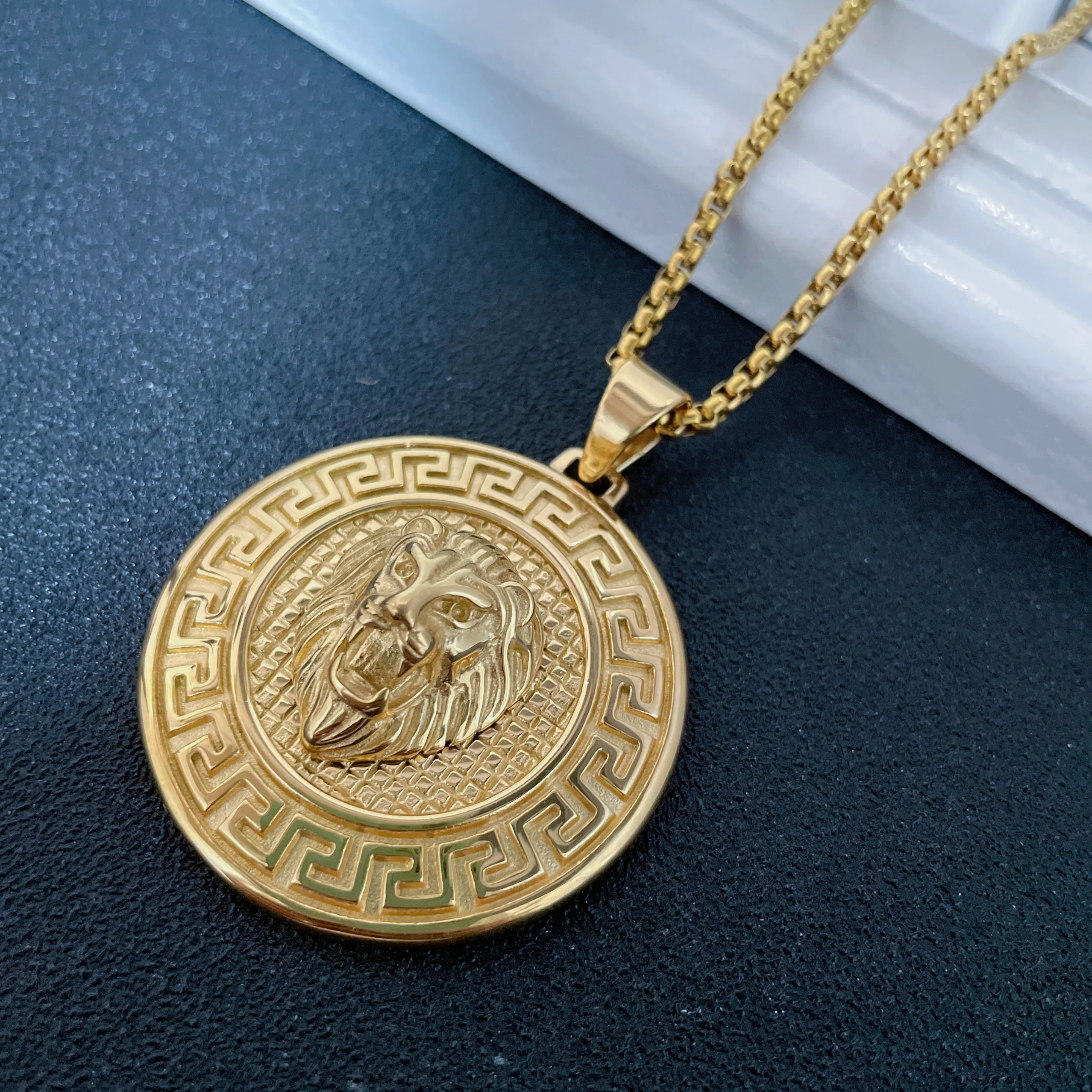 الأزياء الإبداعية كريستال البطانة الأسد رئيس قلادة قلادة الفولاذ المقاوم للصدأ روك الهيب هوب حزب سحر مجوهرات هدايا للرجال والنساء