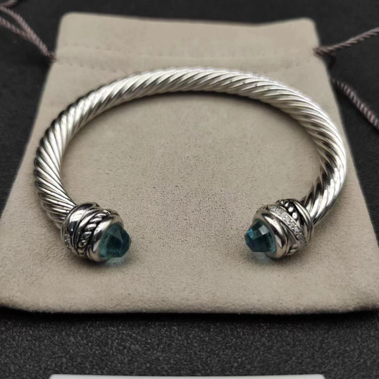 2025 نمط جديد DY الإسورة مزاجه النمط الكلاسيكي، الكلاسيكية للجنسين DY الإسورة - تصميم أنيق للجميع