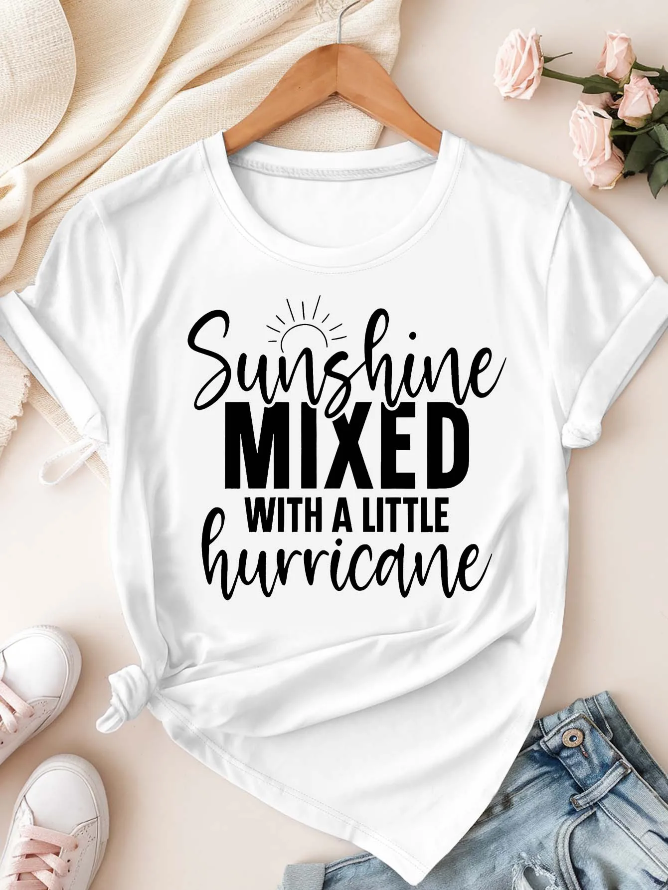 Sunshine taglie forti mescolato con una maglietta con slogan di un piccolo uragano per un'anima audace ed elegante