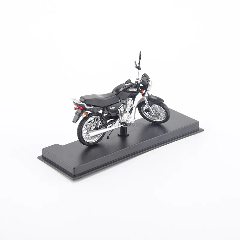 1:24 Scale MINSK-D4-125 Motorcycle Model Kit - close-up view